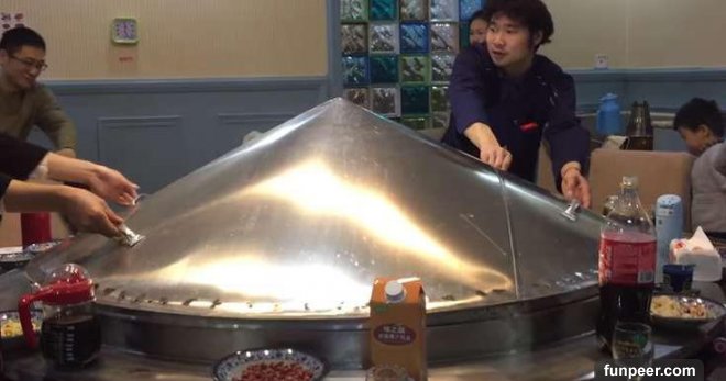 他們進餐廳點了這桌「史上最猛海鮮鍋」，結果服務生把「鍋蓋掀開」後....所有人都嚇到忘記叫了！